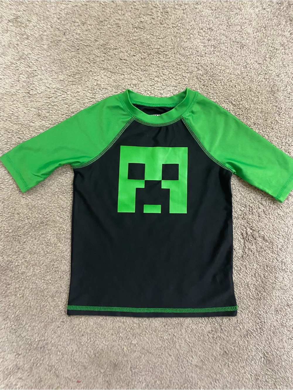 Boys Minecraft Rashguard size 4/5 - Picture 5 of 7